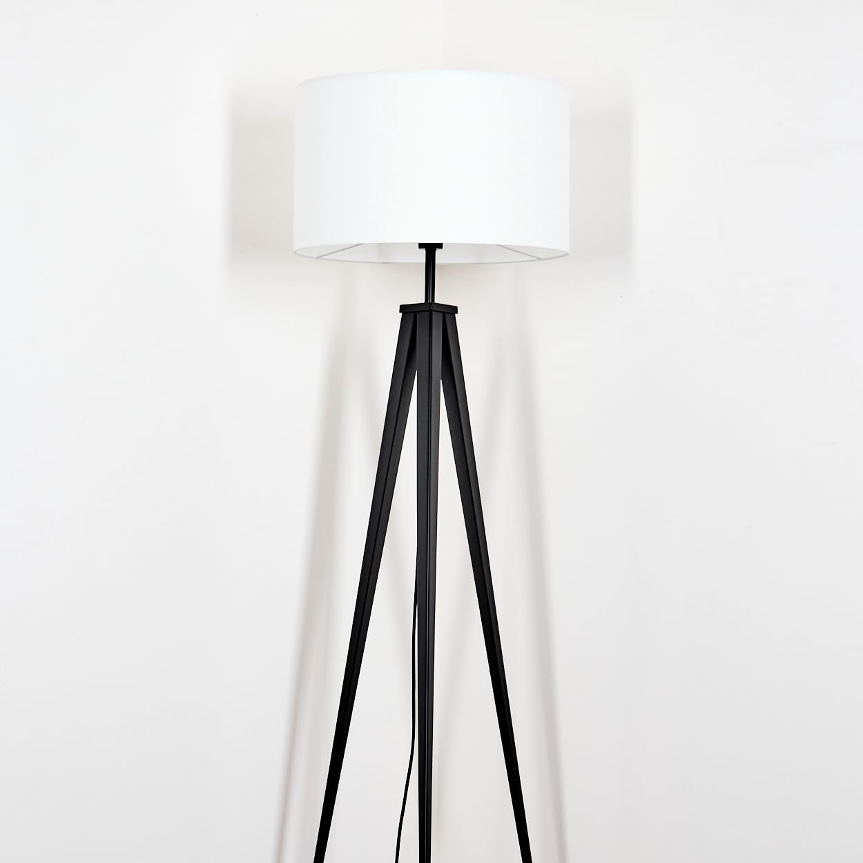 HOFSTEIN Stehleuchte Flemming, Stehlampe aus Metall/Stoff in Schwarz/Weiß, Leuchte im Boho-Style, skandinavisches Design (Ø 50 cm), Höhe 162 cm, mit Fußschalter, 1 x E27, ohne Leuchtmittel