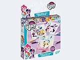 El set de DIY para todos los aficionados de bricolaje y perfecto para todos los fans de lindo ponis Rainbow Dash, Twilight Sparkle & Pinkie Pie de My Little Pony.