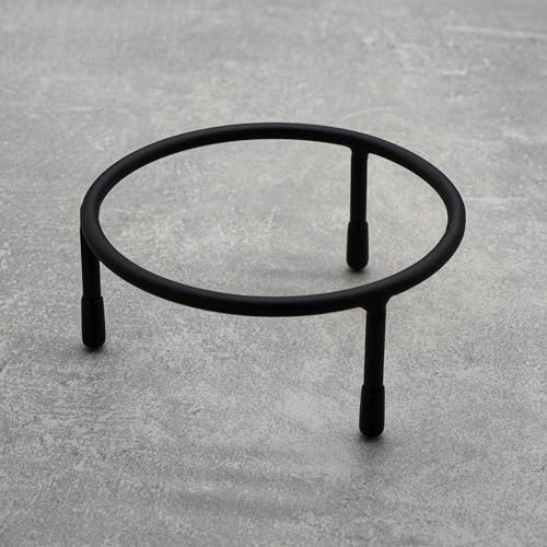 40YARDS American Football Standfuß / Ballständer aus Metall – 3-Bein Halterung Ø10 cm, Mattschwarz – Rutschfest mit Gumminoppen – Ballhalter auch für Fußball, Basketball, Handball, etc.