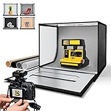 4 FARBIGE HINTERGRÜNDE: Das Paket enthält PVC-Hintergrundplatten in vier Farben: Schwarz, Weiß, Grau und Orange. Die flexible Hintergrundplatte kann sicherstellen, dass weitestgehend keine Falten entstehen, und hat eine starke Anti-Staub-Fähigkeit, die Staub nicht so leicht absorbiert wie der Baumwollhintergrund. Eine Vielzahl von Farben gibt Ihnen mehr Möglichkeiten beim Fotografieren von Produkten, perfekt für unerfahrene Fotografen