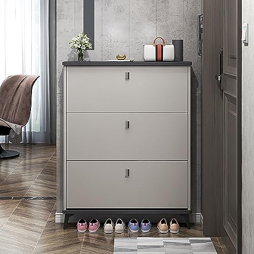 Étagère à chaussures style italien et armoire discrète contre le mur pour décoration épurée