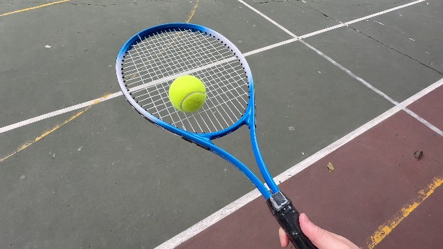 Tennisrackets met ballen op het veld | Gratis Foto
