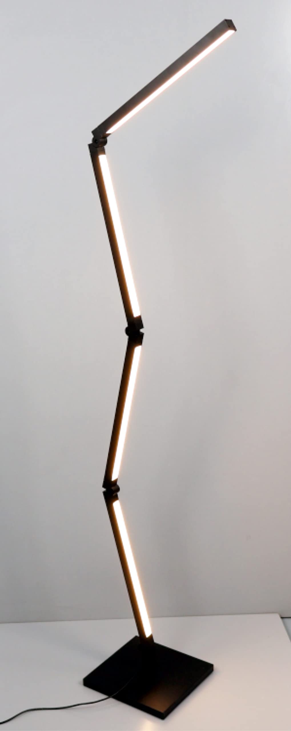 Led-Stehlampe zum Lesen und direktes und indirektes Licht. 24W, 2700K bis 6000K dimmbar. WI-FI. verstellbar und voll beweglich, um es an die gewünschte Form anzupassen. SCHWARZ