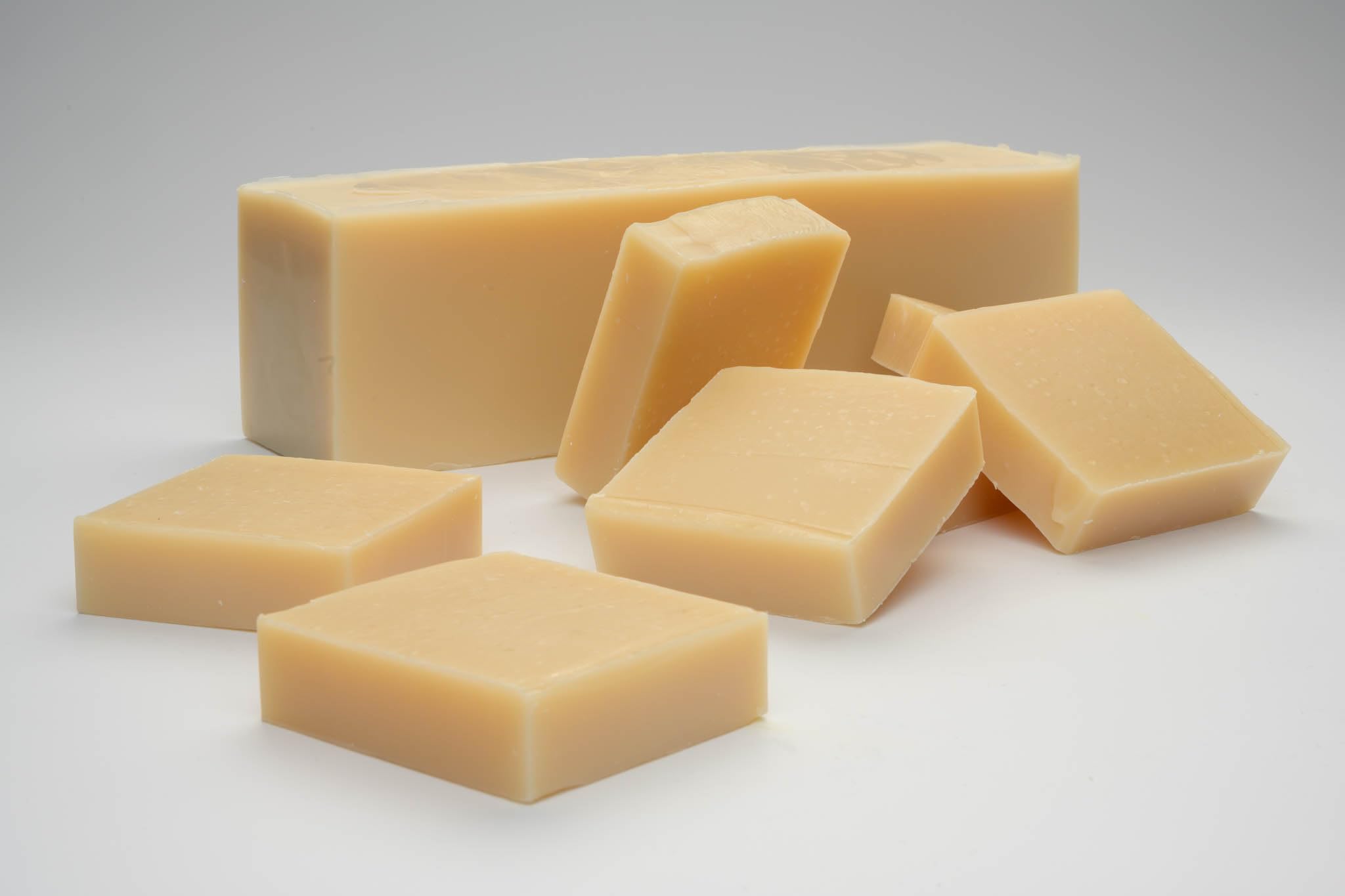 Naturseife hautnah – 1200 g Block – Handgesiedet, 15 % überfettet – Ohne Duft & Farbstoffe – Vegan & plastikfrei – Für sensible Haut & Minimalisten (Block)