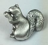 Maße: 25 mm x 21 mm Anstecknadel mit Eichhörnchen-Nussknacker-Motiv, handgefertigt, Zinn