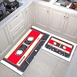 Surface douce en velours cristal – Confort agréable au quotidien：La surface de ce tapis de cuisine est fabriquée en velours cristal doux, une matière courte et dense agréable sous les pieds. Elle offre une sensation confortable lorsque vous cuisinez, faites la vaisselle ou préparez les repas. Résistant à l’usure et agréable au toucher, ce tapis apporte un confort supplémentaire tout en conservant un aspect soigné et élégant, idéal pour une utilisation quotidienne dans la cuisine