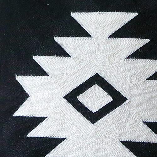 Housse de coussin brodée aztèque pour redonner du style à un canapé terne