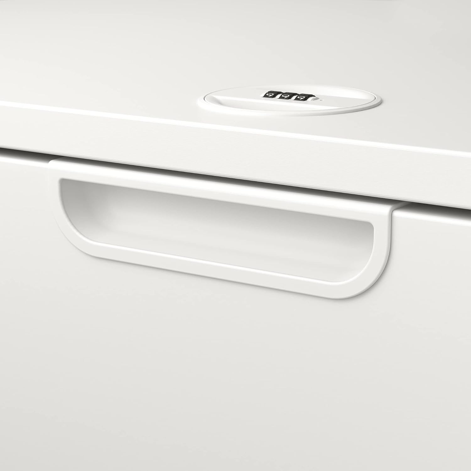 Үстүнкү суурманын туткасынын жана IKEA GALANT бирдигиндеги интегралдык үч орундуу айкалыштырылган кулпунун жакынкы планы.