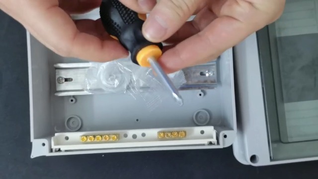 Scatola Elettrica Esterna IP65 Impermeabile | 12 Moduli Con Morsettiera E Guida DIN Per Giardino