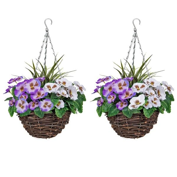 Panier suspendu de fleurs violettes artificielles : la solution sans arrosage pour votre entrée
