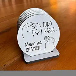 Kit Porta-Copos em MDF com Frases Engraçadas – 6 Unidades com Suporte – Humor Divertido para Mesa, Churrasco, Bar e Presente Criativo