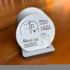 Kit Porta-Copos em MDF com Frases Engraçadas – 6 Unidades com Suporte – Humor Divertido para Mesa, Churrasco, Bar e Presente Criativo