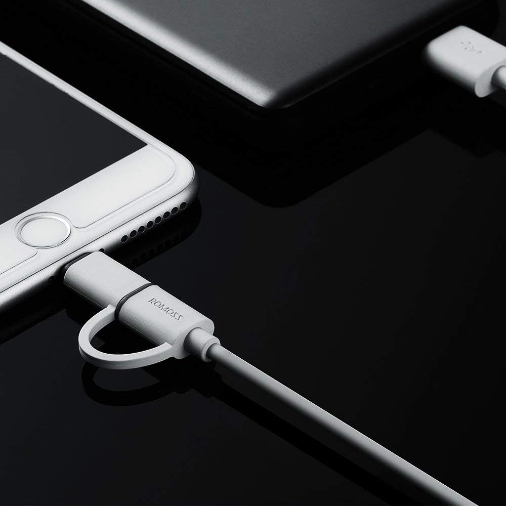 کابل دوکاره ROMOSS که به یک گوشی هوشمند متصل شده و کاربرد آن را در دنیای واقعی نشان می‌دهد.