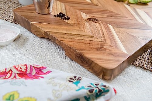 Tabla de Cortar y Servir Rectangular de Acacia con Diseño Herringbone y Asas Integradas, Mediana, 40,6 cm x 30,5 cm x 2,5 cm miniatura 6