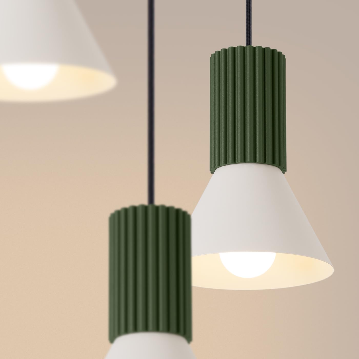 SOLLUX lighting Lampada a Sospensione - Lampada a Pendolo - Lampada da Soffitto Acciaio Alluminio - 3 Paralumi - Lampada LED Lampadina - Beige Verde Oliva Estria