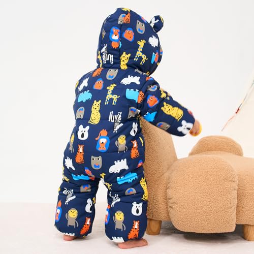 Detailansicht fold-over Fäustlinge am JiAmy Baby Snowsuit - Detailansicht von JiAmy Baby Schneeanzug Bär Kapuze Winter �...