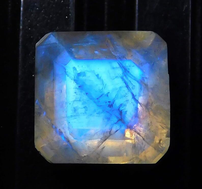 Pierre de lune arc-en-ciel taillée pour bague et pendentif