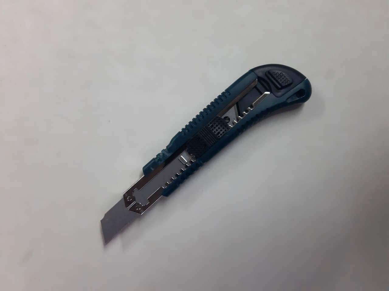 Tool Zone ® 18mm Heavy Duty Cutter Knife with 3 Extra Blades Within (1Pc)