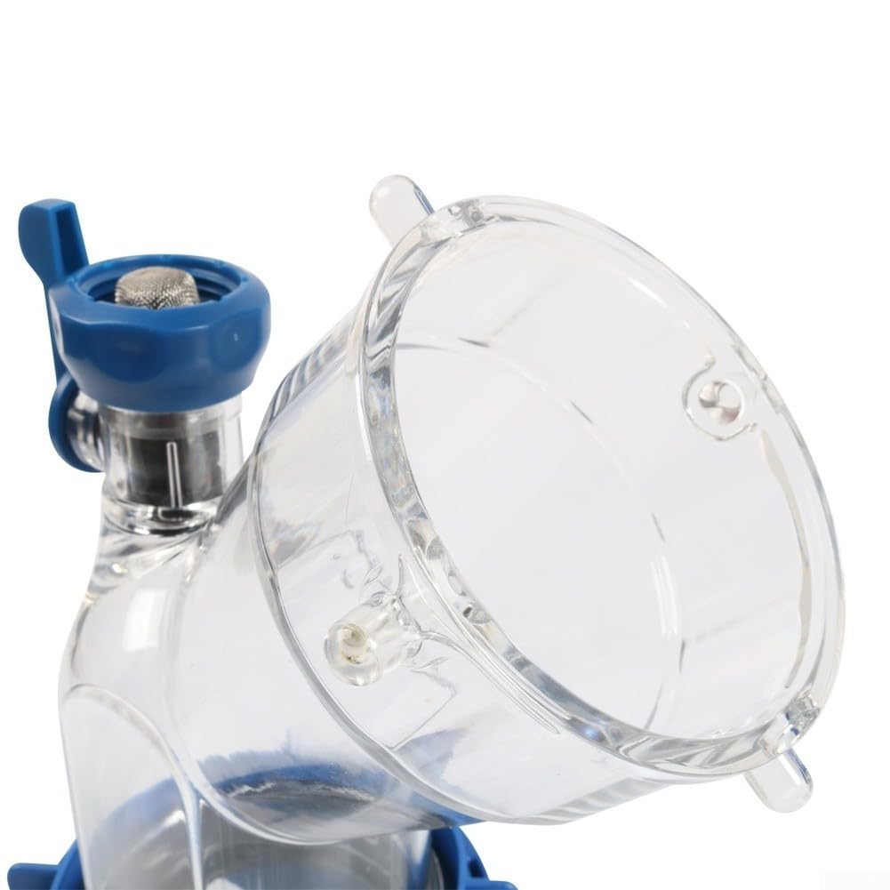 Niebieski płukacz zbiornika do kampera z kolankiem 45° i przezroczystym oknem – wbudowany filtr, uszczelka zapobiegająca wyciekom, bagnet bez użycia narzędzi, pasuje do rur odpływowych 7,6 cm