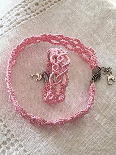 Conjunto gargantilla y pulsera macramé hecho a mano con cordón de seda en color rosa. La pulsera mide aprox.17 cm. de largo La gargantilla 30 cm., cadena para ajustar