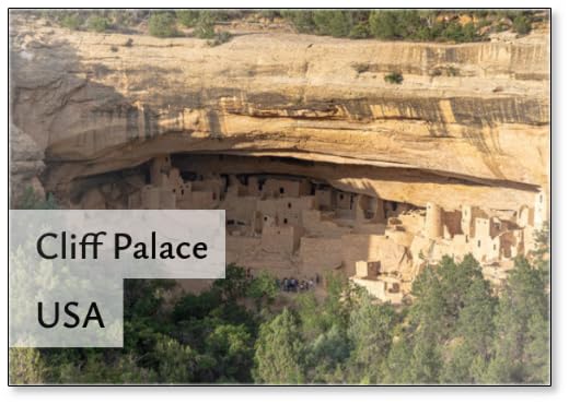 Panorama del paisaje del palacio del acantilado debajo de los acantilados sobresalientes de la mesa verde tomados mientras un grupo de turistas asiste a una visita guiada dirigida, el Parque Nacional