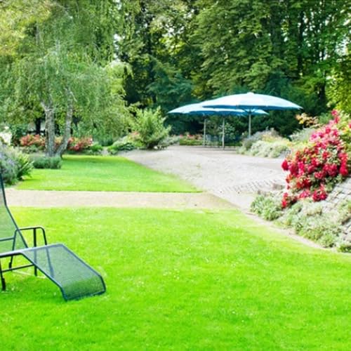 Tappeto in erba sintetica, tappeto erboso artificiale con fori di scarico, maggiore durata per giardini e giardini