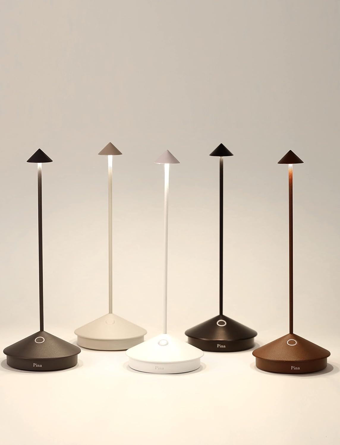 Zafferano, lampe de table Pina, rechargeable et sans fil avec contrôle tactile, adaptée pour l’intérieur et l’extérieur, variateur, 2200-3000 K, hauteur 29 cm, couleur or mat