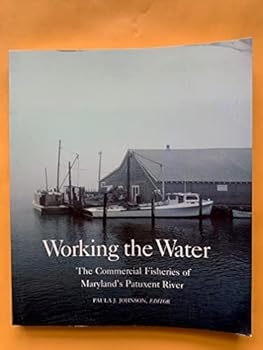 Paperback Working the Water: The Commercial Fisheries of Maryland's Patuxent River Book