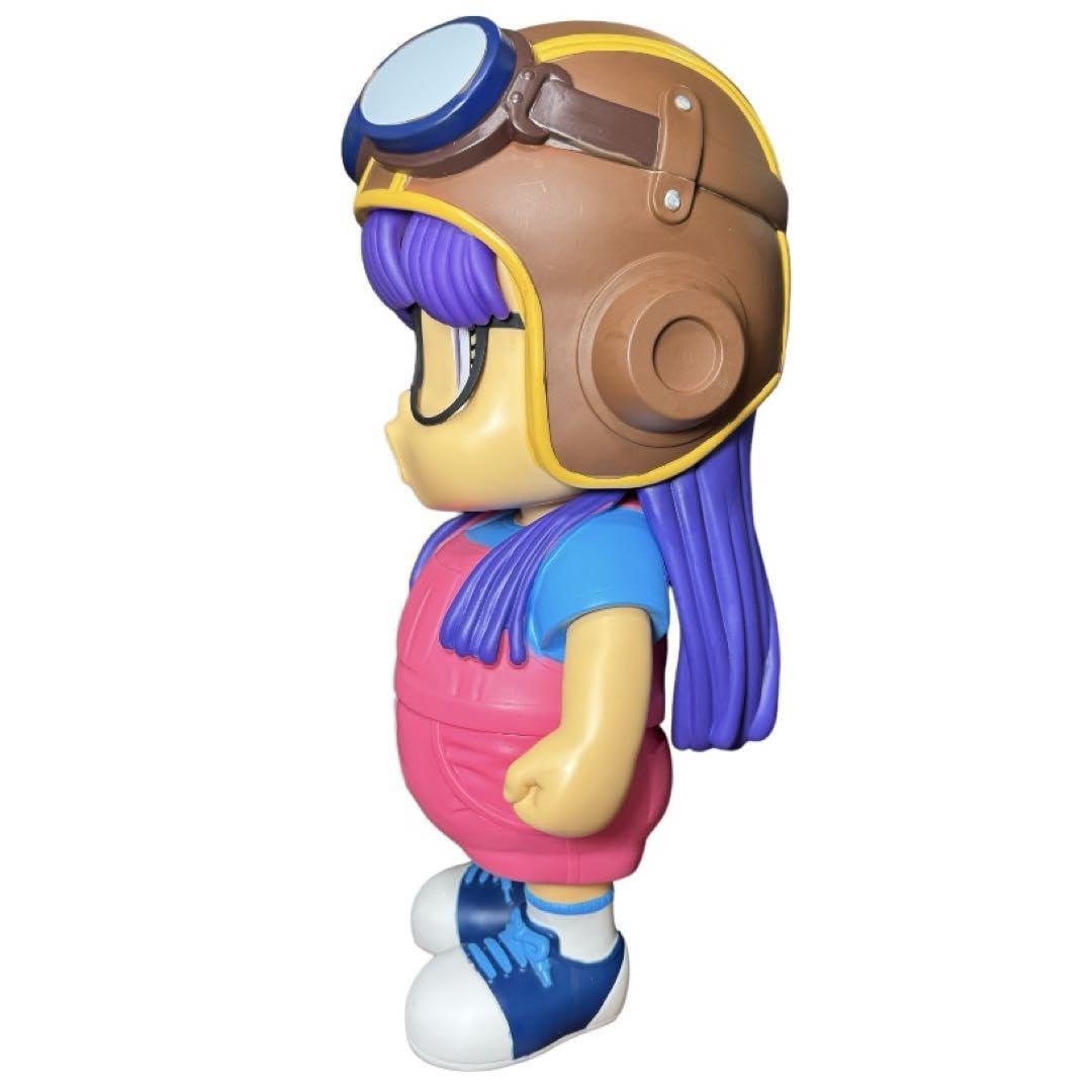 飛行帽をかぶって元気いっぱい！ 「んちゃ！」ポーズのアラレちゃん 飛行帽をかぶって元気いっぱい！ 「んちゃ！」ポーズのアラレちゃん