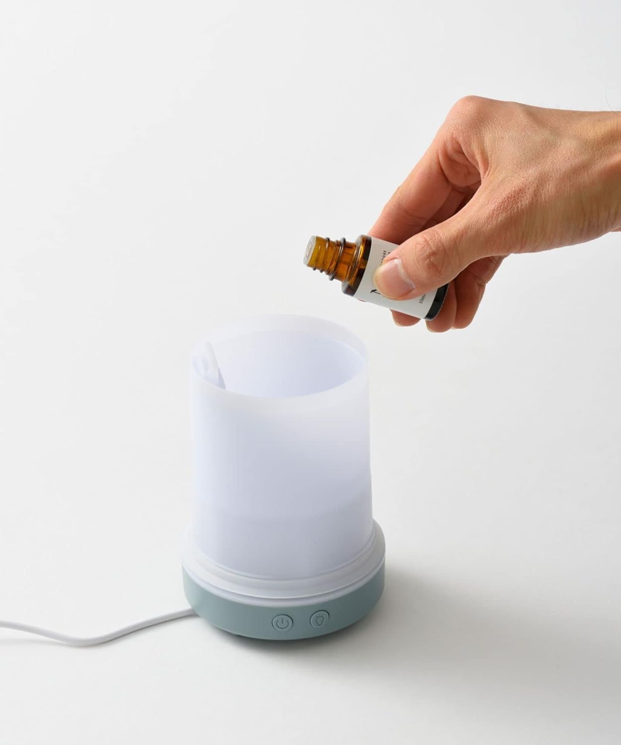 Adding aroma oil to BRUNO Slit Light Aroma Mist