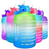 【Motivierendes Zitat & Zeitmarkierung】 Mit einzigartigem inspirierendem Zitat und Zeitmarkierungen, ist diese Wasserflasche ideal für die Messung Ihrer täglichen Wasseraufnahme, so dass Sie hydratisiert bleiben und den ganzen Tag über genug Wasser trinken. Ein Muss für alle Fitnessziele, einschließlich Gewichtsverlust, Appetitkontrolle und allgemeine Gesundheit.