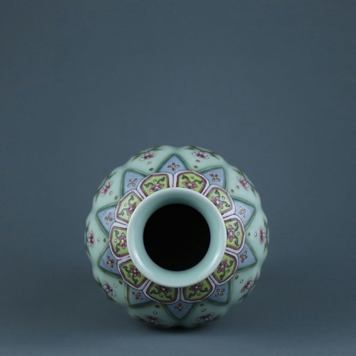 久2830 粉彩人物紋蓋物 時代品 唐物 中国美術 万暦 粉彩 豆彩 - 在銘