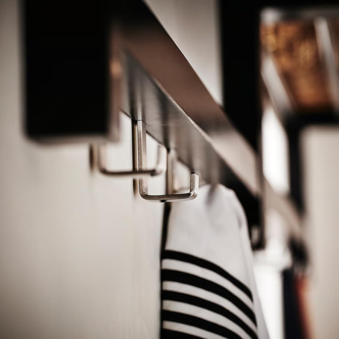 IKEA TJUSIG Hutablage, 79 cm, Schwarz
