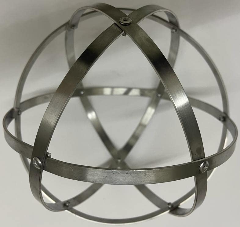 Genesa Crystal in Alluminio Naturale Lucidato, 21cm diametro con fasce larghe 10mm, intrecciate in modo simmetrico e fissate con rivetti in alluminio