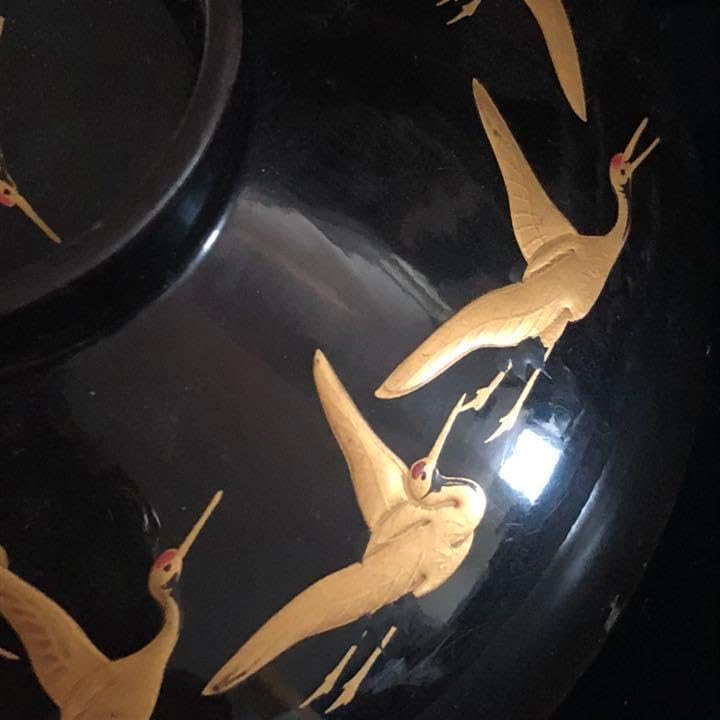 究極の美蔵から黄の鶴23羽が優雅に飛ぶ漆塗り蒔絵のお椀が出て来ました