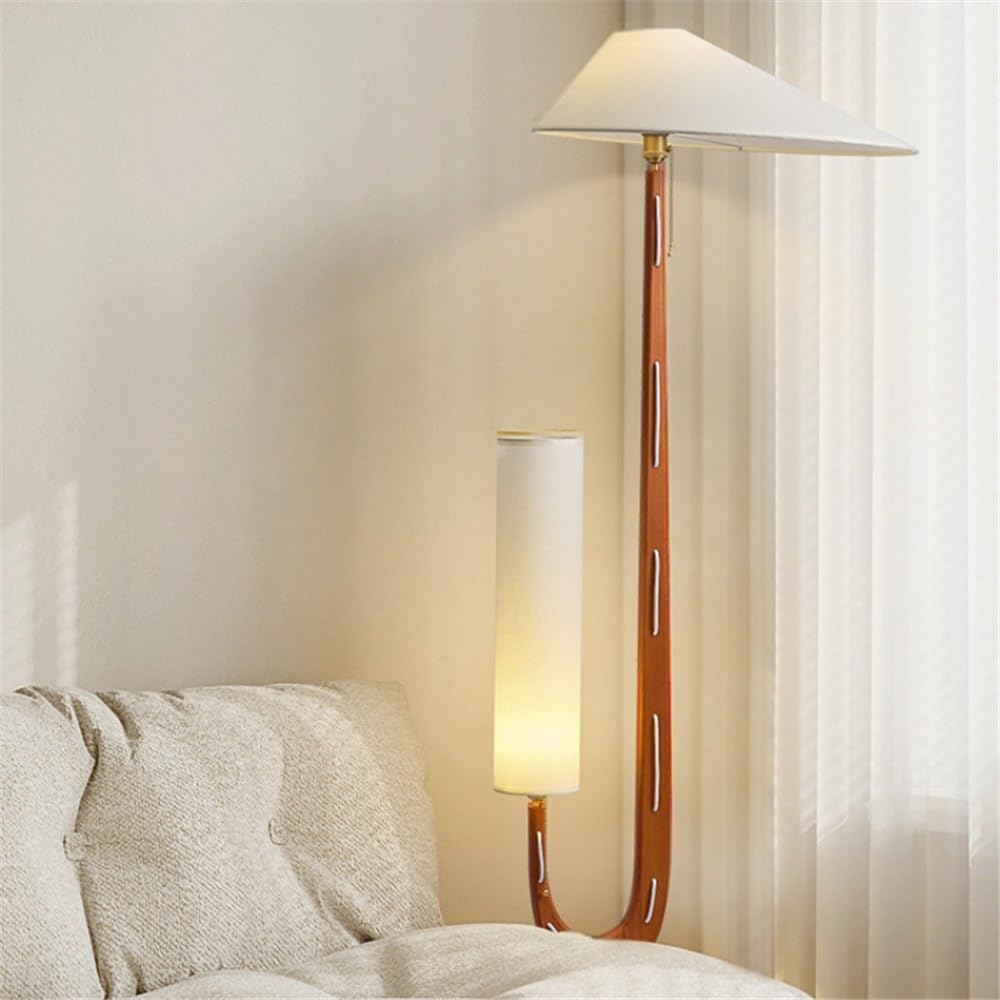 Lampa podłogowa z podwójną głowicą, atmosfera salonu, sofa, lampa pionowa
