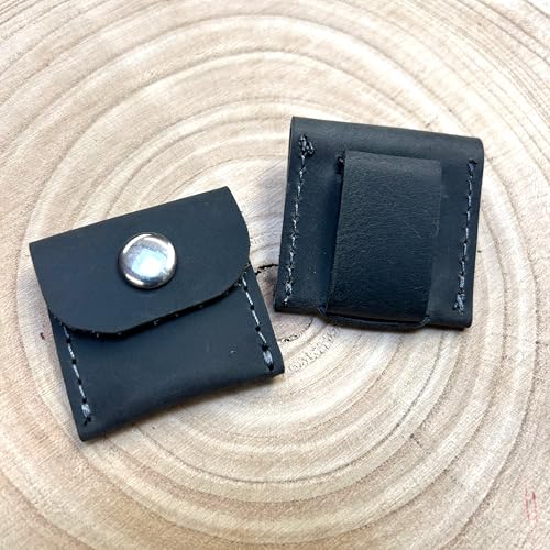 THEO Hunde Leder Täschchen | Viele Farbkombinationen für die Hundemarke | Tassomarke oder Airtag von Apple | Handmade by Manufactica®