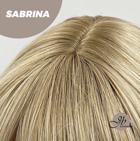 Miniatura 6 de SABRINA - Peluca rubia rizada con flequillo en capas, con raíces oscuras, rubio claro, para usar y llevar, pelucas de cabello largo sin pegamento