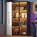 Zwei Funktionen in einem Möbelstück: Dieser Schrank kombiniert Vitrine + Stauraumschrank in einem einzigen Möbel. Die Glasfront dient der stilvollen Präsentation, während der Seitenauszug reichlich versteckten Stauraum bietet.