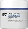 No7 Crema Facial de Triple Acción Lift & Luminate con SPF 30, 1.69 oz | Humectante Sin Fragancia, Péptidos de Colágeno Antienvejecimiento, Complejo Iluminador, Unifica el Tono de la Piel, las Arrugas se Ven Reducidas Reafirmante 1.69 Onzas (Paquete de 1) 1