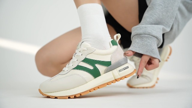 スモールソルジャー　スライムフィット Amazon.com | somiliss Sneakers for Women Genuine Leather Suede
