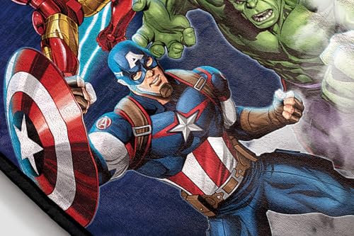 Jay Franco Kids Marvel Avengers Plüschdecke – 130 x 150 cm Weiche und kuschelige Fleecedecke für Schlafzimmer und Sofa, offiziell Lizenziertes Produkt, Mehrfarbig