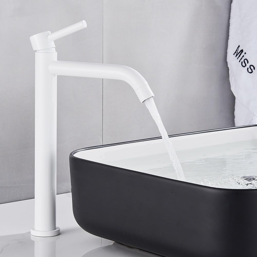 Robinet mitigeur de lavabo pour rénover une salle de bain blanche épurée