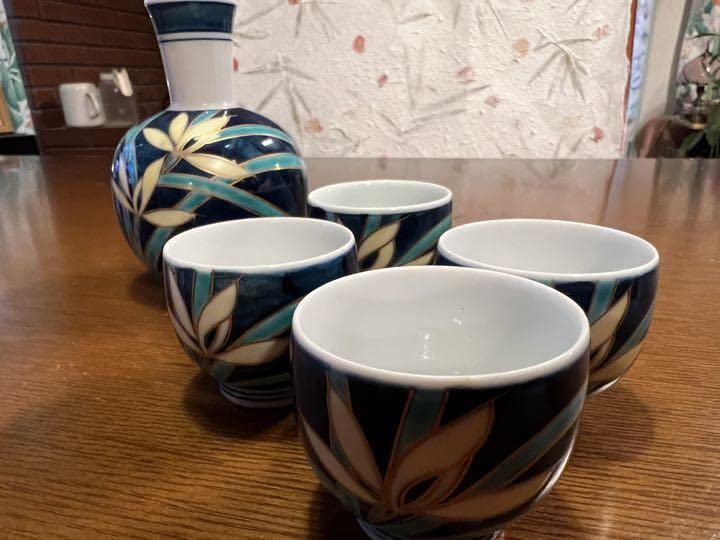 Amazon.co.jp: 有田焼光玉作 ／色絵 酒器揃 ／おちょこ4個& 徳利1本  