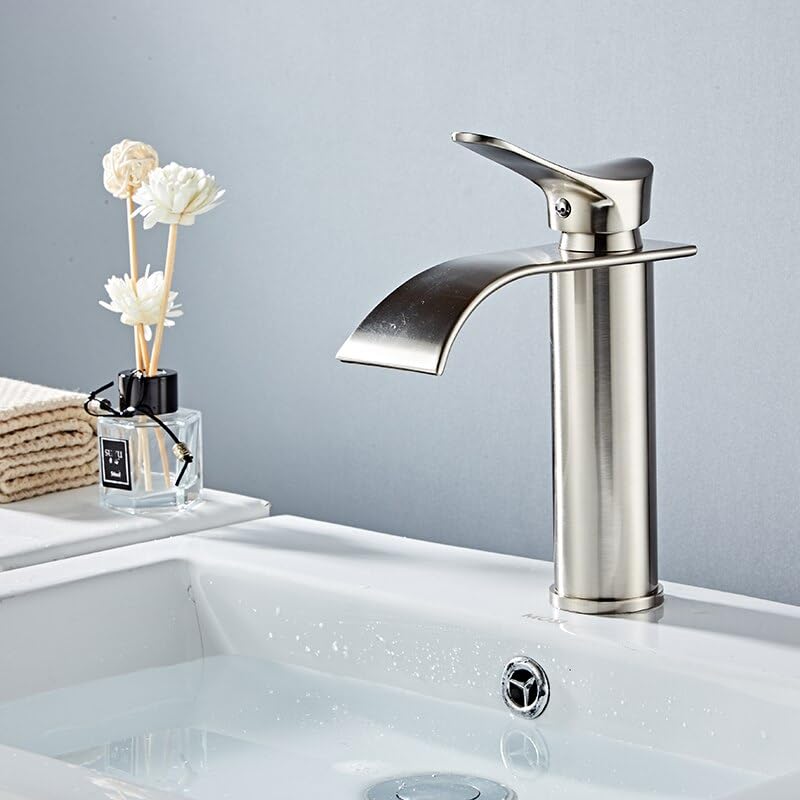 Mitigeur de lavabo en laiton brossé style cascade européen pour salle de bain élégante