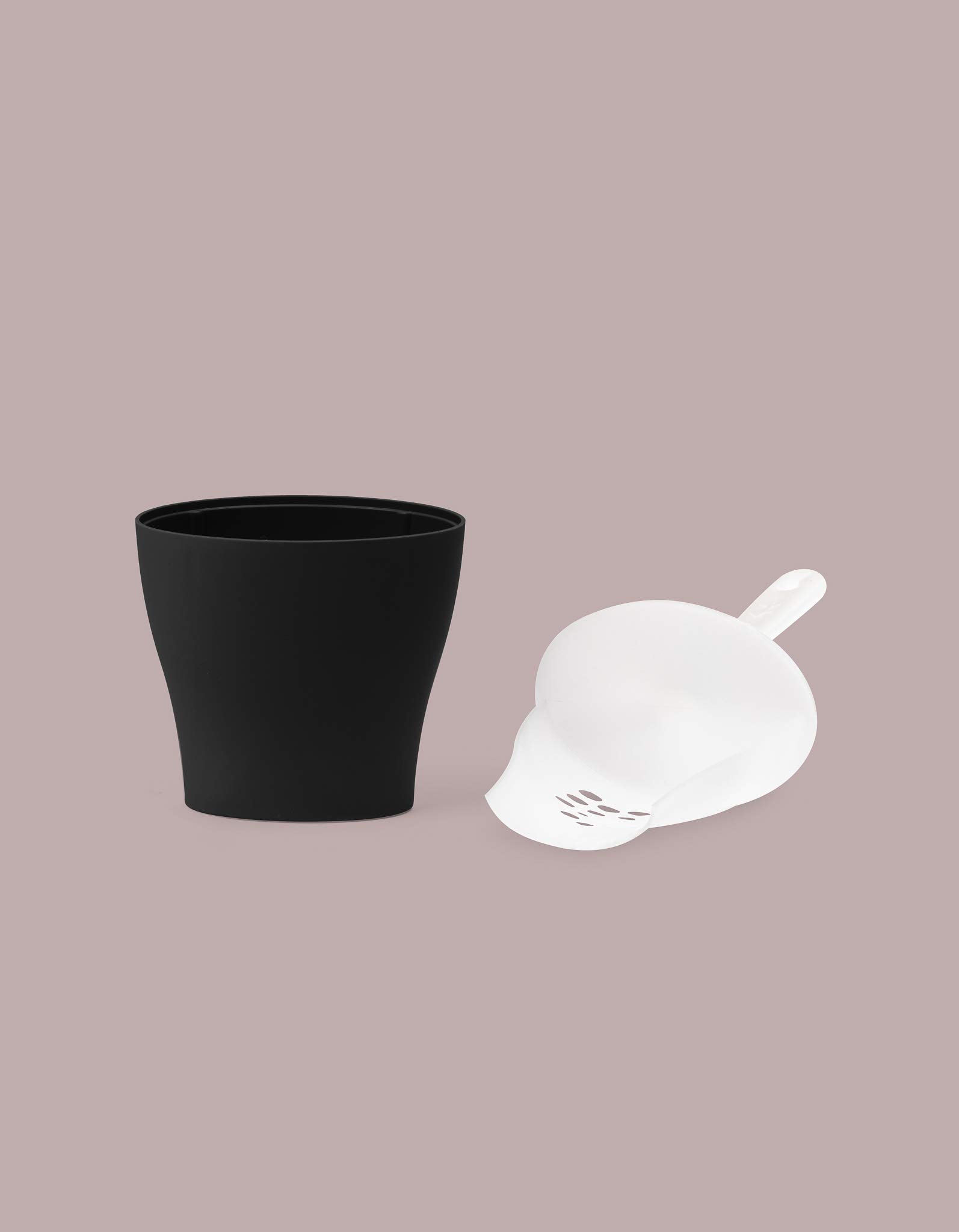 UNITED PETS Linda Petite Pelle hygiénieque pour chats avec porte-pelle, Pelle de Design pour la litière de chat, Fabriqué en Italie, Noir. Pelle avec support