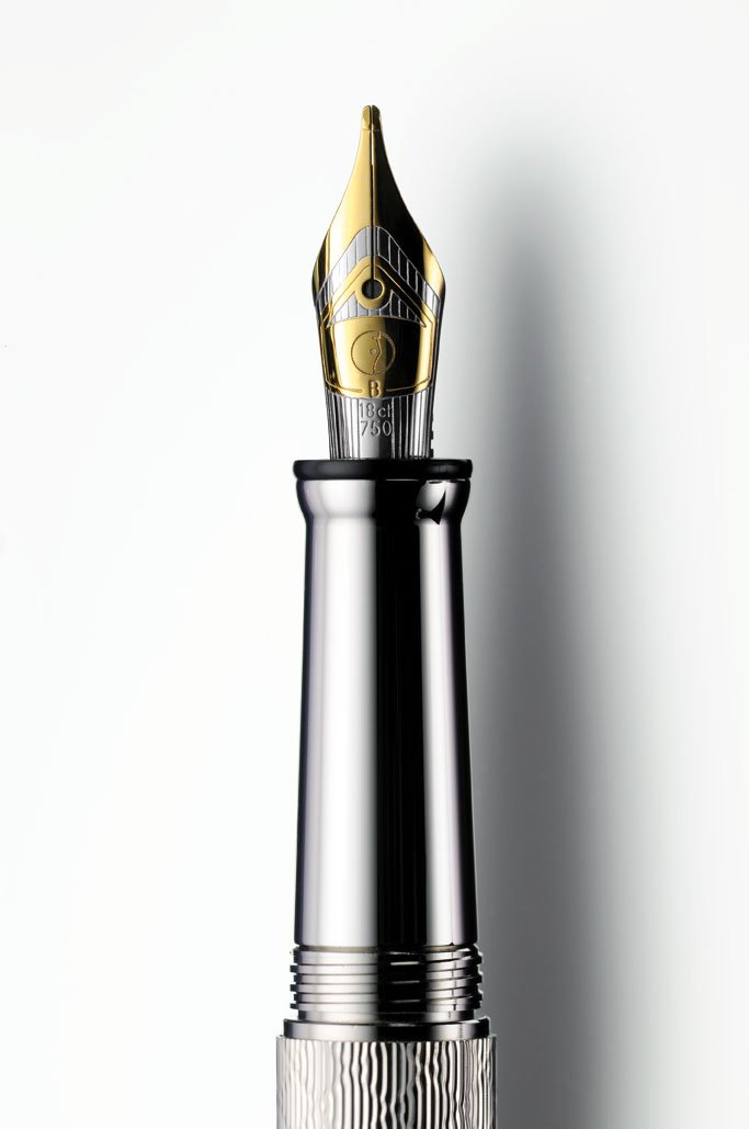 Otto Hutt Design 04 Füllfederhalter – Schwarz-Silber, Guilloche-Muster, Federstärke M