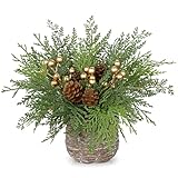 Arborus Planta de Navidad de cedro artificial en maceta tejida de 12.9 pulgadas, plantas de Navidad con conos de pino y bayas doradas para centro de