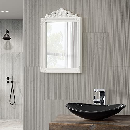 Gli elementi ornamentali sulla cornice rendono il modello 'Balvano' un complemento d'arredo decorativo ed elegante. Mentre la superficie riflettente può far sembrare una stanza più grande, poiché riflette l'ambiente circostante e dà la sensazione di maggiore profondità.