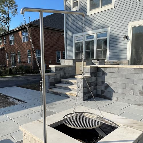 Grillrost.com Das Original Edelstahl Grillgalgen | Schwenkgrill- demontierbar mit innenliegender Kettenführung & Bodenhülse-2